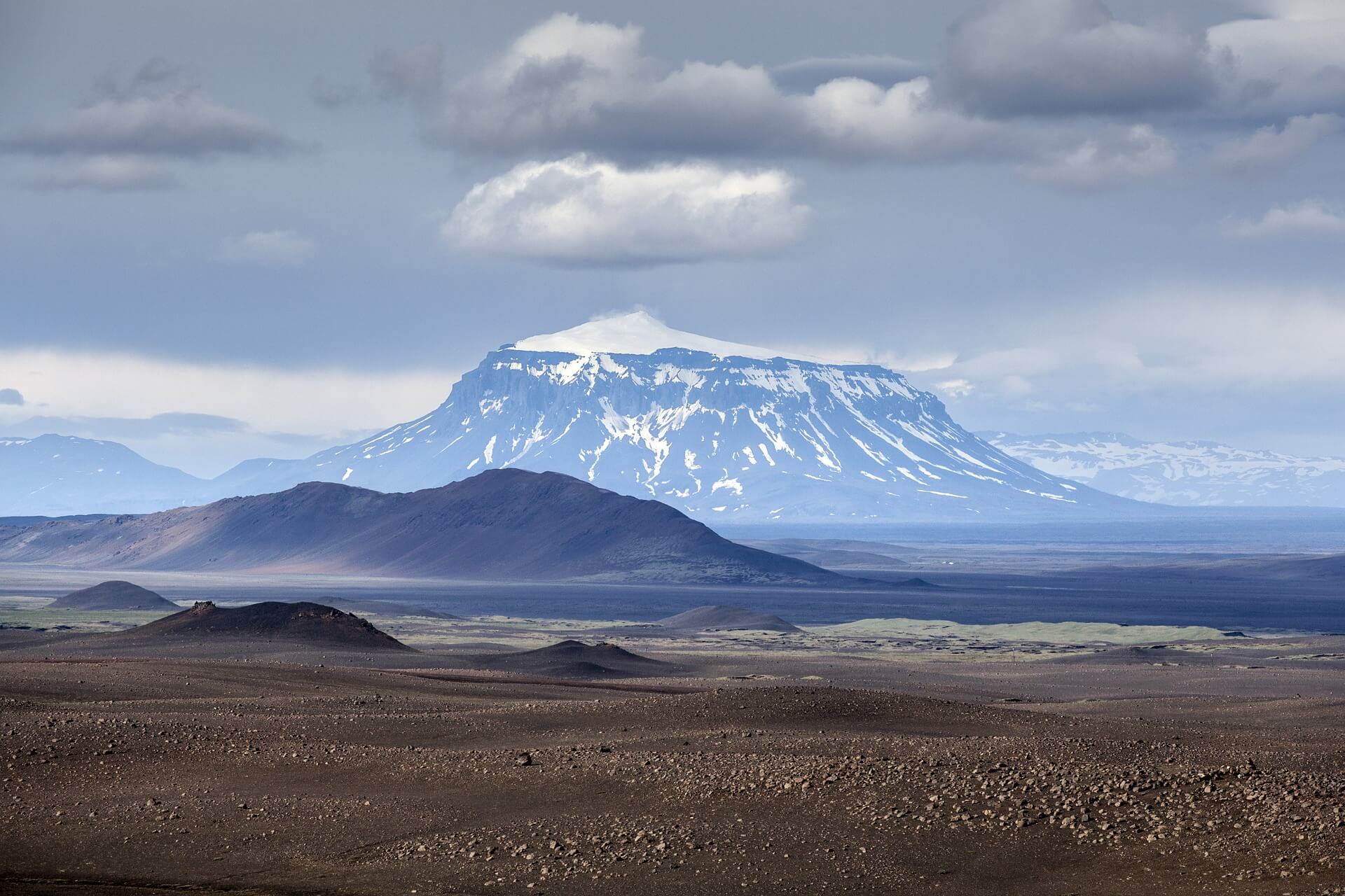 Lava fjords 🌋 The lava is still flowing — though more gently now. This  eruption has been ongoing for days, reshaping the land in real time. 🌋 Did  you know that lava, image size:1920x1280